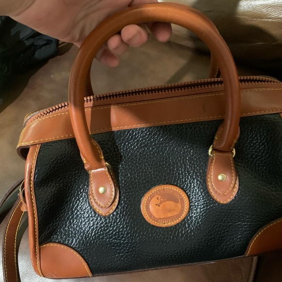 Medium size Brown and black dooney and bourke purse. Very clean 3 inside pocket - Picture 8 of 8